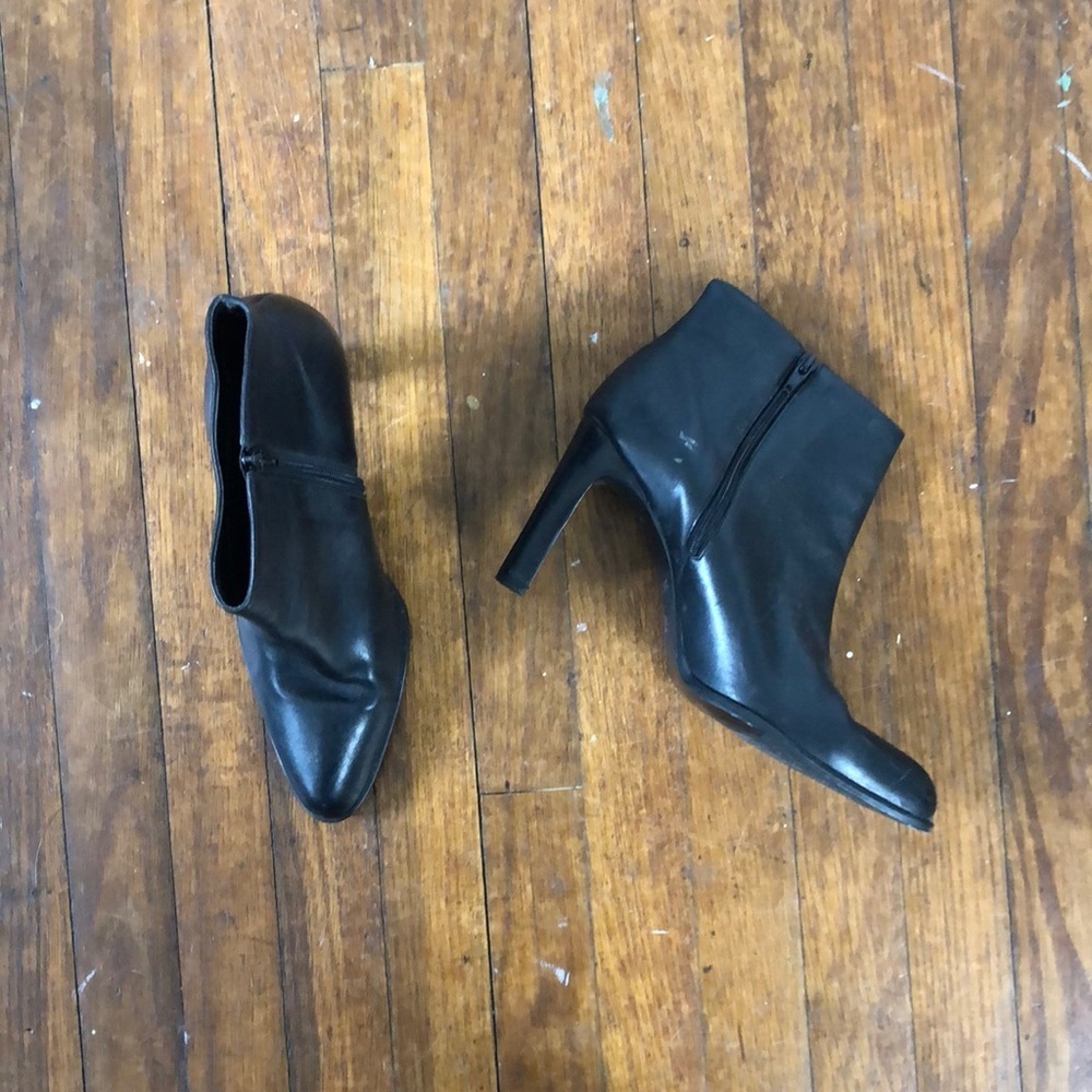 7 1/2 Black Leather Heel Ankle Bootie Brazil Point